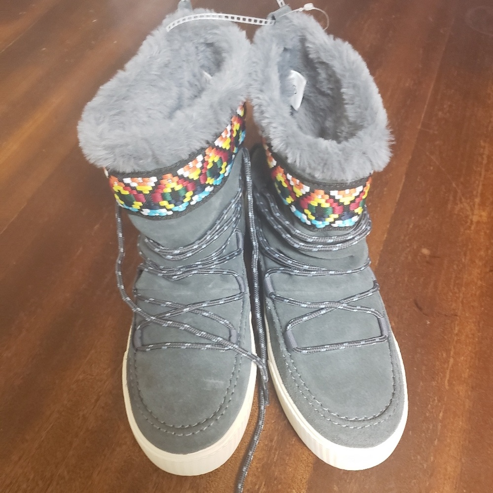 Brand new toms alpine boots